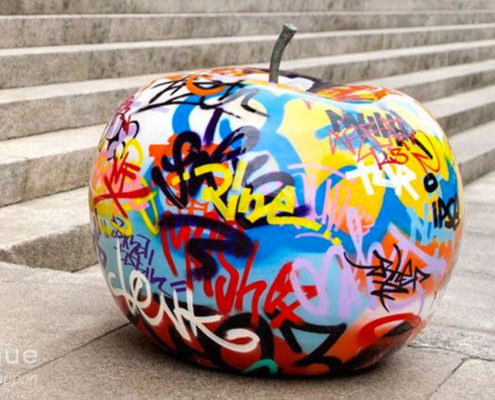 graffiti-apple-sculpture_bull_and_stein