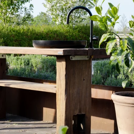 cuisine_exterieur_bois_rustique_avec_evier