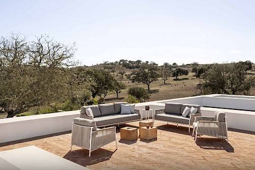 Quel mobilier de jardin est résistant aux intempéries à Gordes dans le Luberon ?