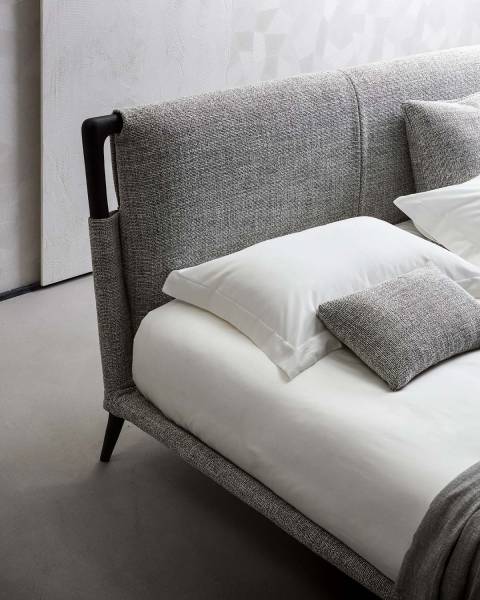 Lit Gaudi avec tête de lit et pied en bois massif à Maubec