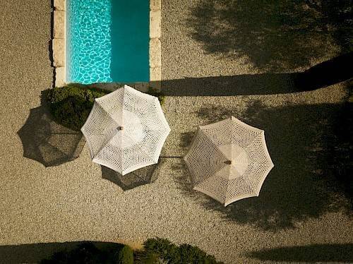 Parasol exotique Macramé avec mât en teck de la marque belge Jardinico près de Saint Remy de Provence 84 dans le Luberon