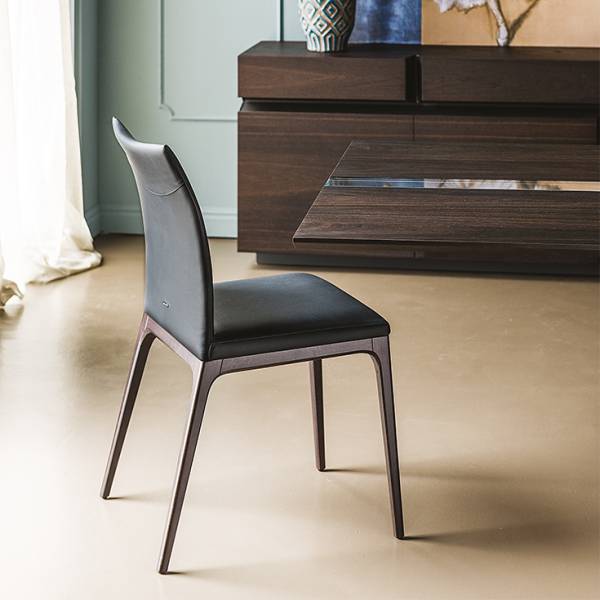Chaise sobre et élégante Arcadia disponible en plusieurs finitions à Maubec