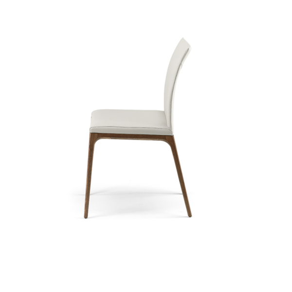 Chaise sobre et élégante Arcadia disponible en plusieurs finitions à Maubec