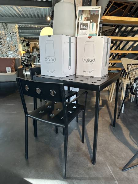 Table et fauteuils repas BALCONY de la marque HAY
