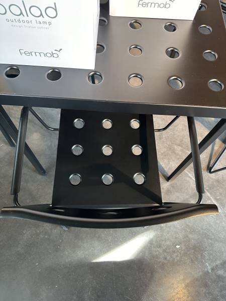 Table et fauteuils repas BALCONY de la marque HAY