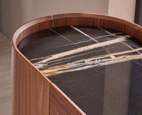 Buffet times en noyer avec un plateau en marbre à Coustellet