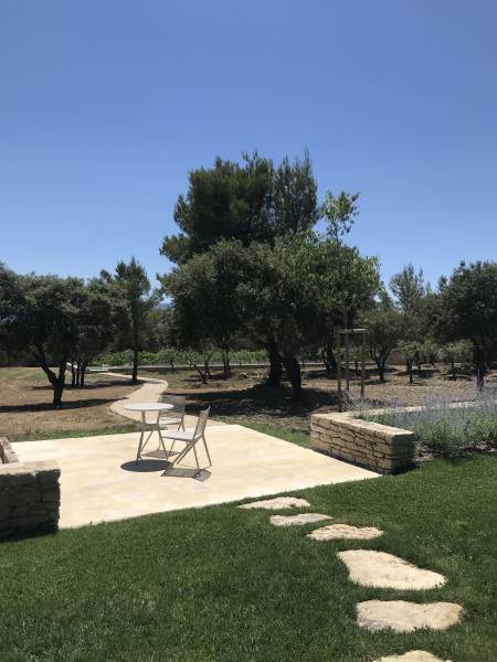 Table bistrot et chaises de la collection Branch 