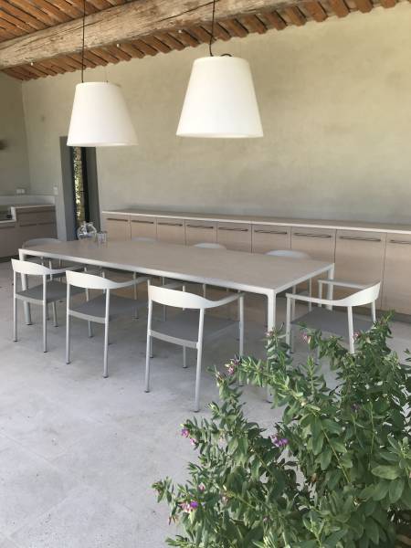 Table Illum et fauteuil Illum blanc