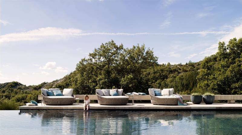 Daybed Tosca, un lit d'extérieur au design de forme ronde de la marque haut de gamme Tribu à découvrir chez HOMA à Coustellet 84660.