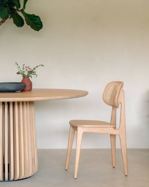 Chaise Titus en cannage naturel avec la table Maru