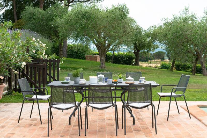 Chaise de jardin ALA, en acier résistante aux intempéries de la marque EMU spécialiste du CHR dans le Luberon proche de Aix en Provence