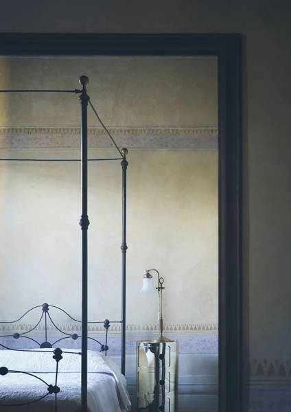 Componibili de Kartell, idéal et pratique en chevet. A commander chez HOMA à Coustellet