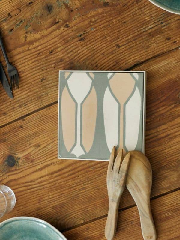 Dessous de plat Cigale en carreau de ciment fabrication artisanale à Marseille et Aix en Provence