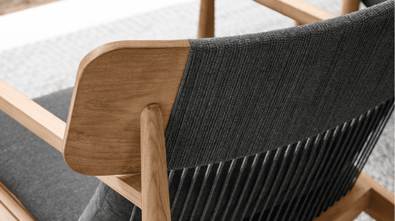 Détail des matériaux de la chaise Archi : teck et corde outdoor, pour un look moderne et minimaliste. Venez découvrir cette pièce de mobilier exclusif chez Homa, à Coustellet, Vaucluse.