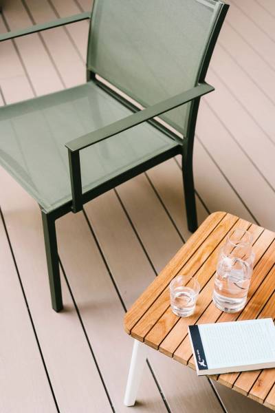 Fauteuil repas EVERYDAYS de la collection BASICS disponible au showroom à Coustellet près de Bonnieux