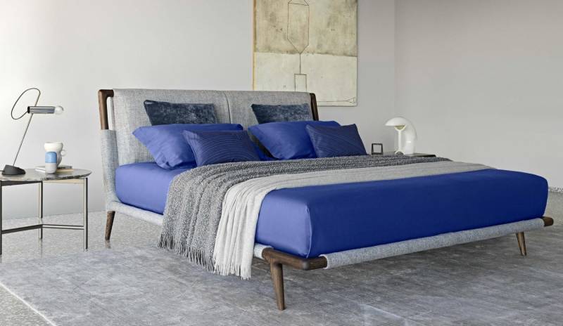 Lit Gaudi avec tête de lit et pied en bois massif à Maubec