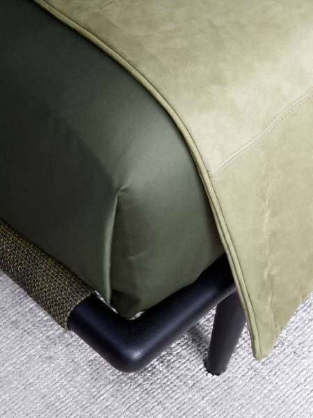 Lit Gaudi avec tête de lit et pied en bois massif à Maubec