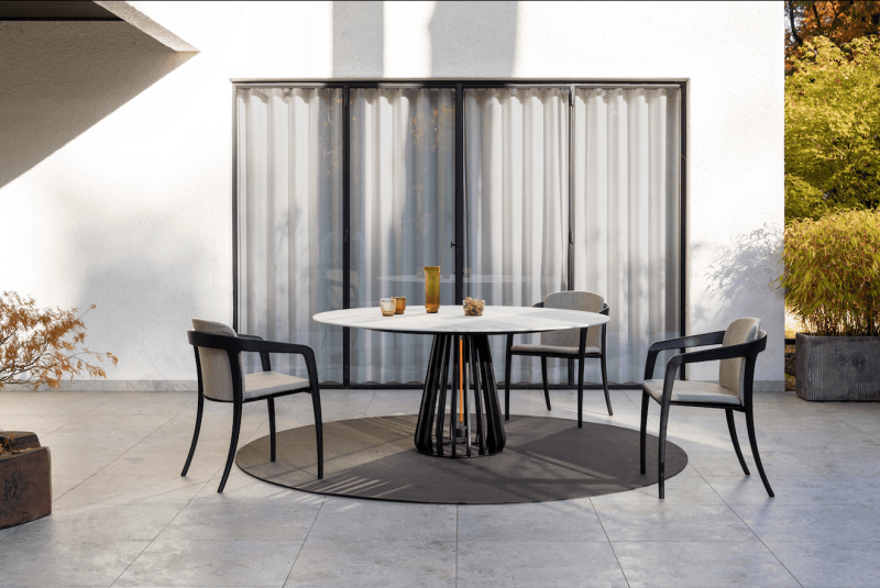 Apportez chaleur et style à votre jardin avec la table Furniz de Royal Botania, disponible chez Homa à Coustellet, pour un confort ultime même en soirée.