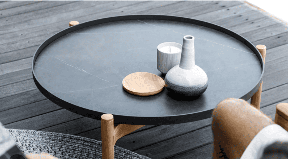 Table basse avec base en teck et plateau céramique Sepal de Gloster, disponible en expo en boutique à Coustellet 84660 Maubec