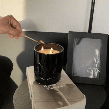 Bougie parfumée Monochromic verte et noire disponible chez HOMA proche de Gordes