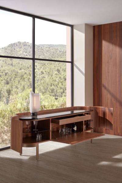 Buffet times en noyer avec un plateau en marbre à Coustellet