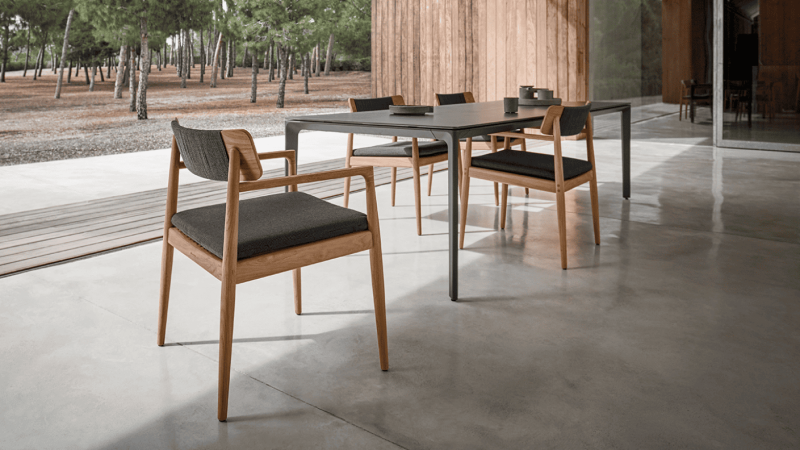 La chaise Archi de Gloster, avec son mélange de teck et corde outdoor, offre une assise élégante et intemporelle. Découvrez cette pièce unique en showroom chez Homa, à Coustellet, dans le Vaucluse.