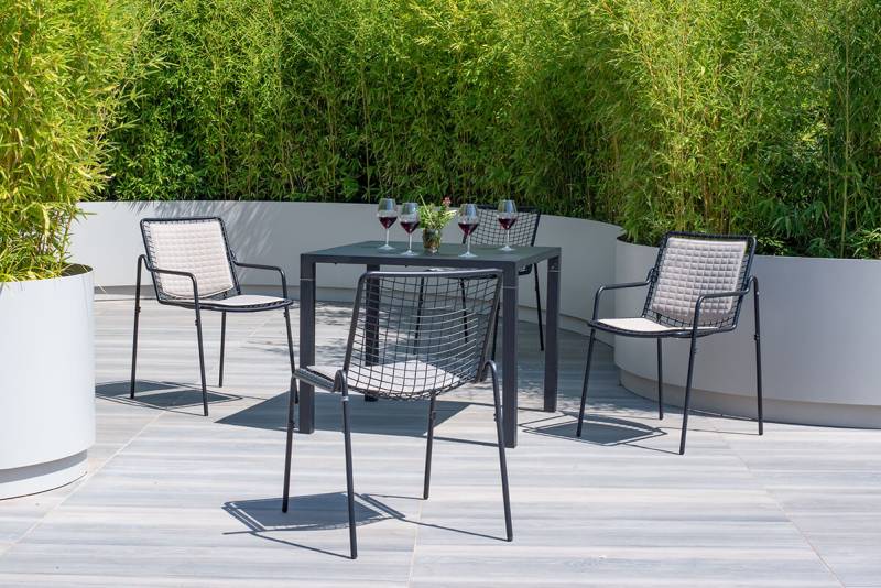 un canapé base bois exotique design, épuré et confortable , les promesses de la gamme DECK chez Gloster à découvrir en boutique