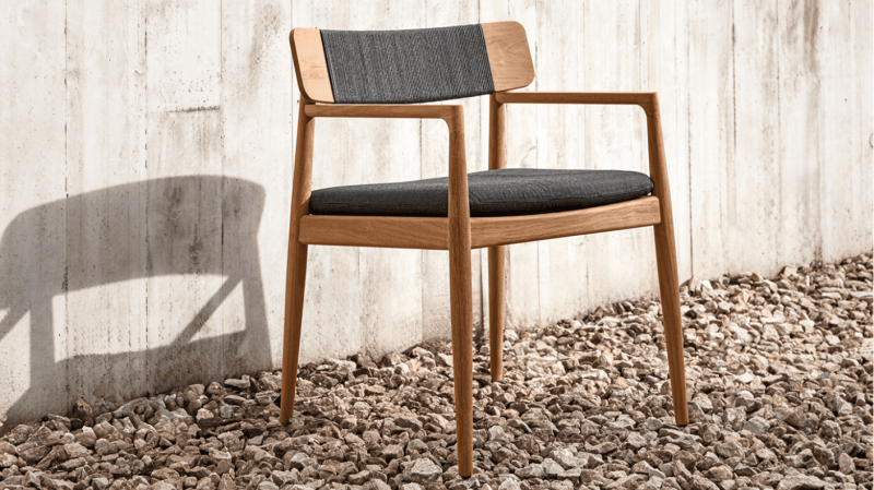 Admirez la chaise Archi de Gloster et ses matériaux nobles : teck planté et corde outdoor. Disponible chez Homa, à Coustellet, pour un mobilier extérieur haut de gamme.